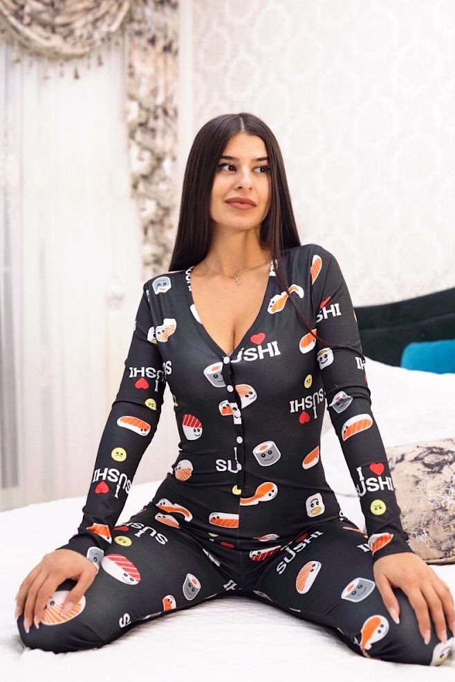 Pijama dama tip salopeta lunga neagra cu imprimeu Sushi